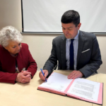 Madame Colette MICHAUX, Présidente de l’Association Promotion Formation Emploi (APFE) et Monsieur Anthony MARTIN, Président exécutif de Bellova ont signé la convention liant l’Aéroport Paris-Beauvais à l’Ecole de la Deuxième chance © Aéroport Paris-Beauvais